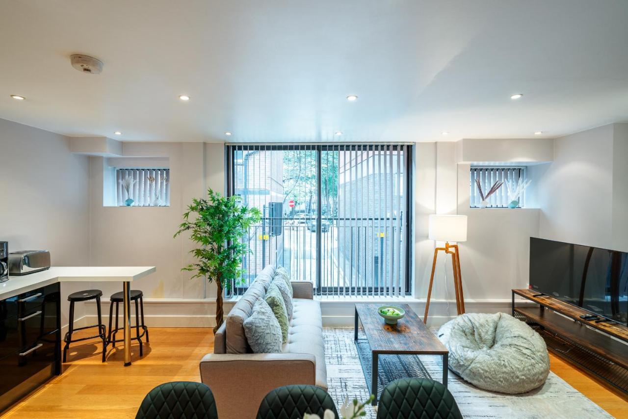 Ferienhaus Immaculate 3-bed House In London